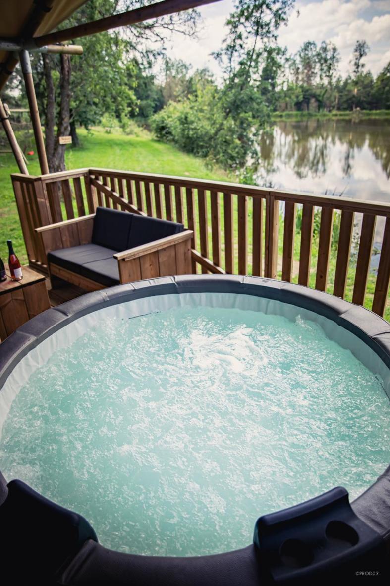 Tente Lodge Jacuzzi Privatif En Pleine Nature Thiel-sur-Acolin Bagian luar foto