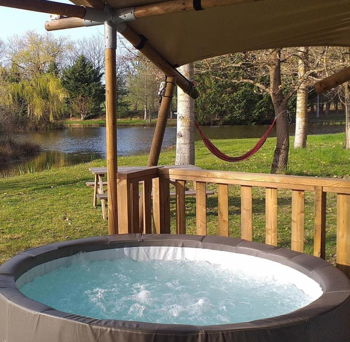 Tente Lodge Jacuzzi Privatif En Pleine Nature Thiel-sur-Acolin Bagian luar foto
